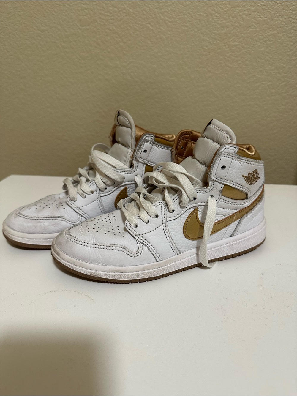 Nike Jordan Kids High-Top AJ1 Sneakers - White & Metallic Gold - Picture 2 of 4